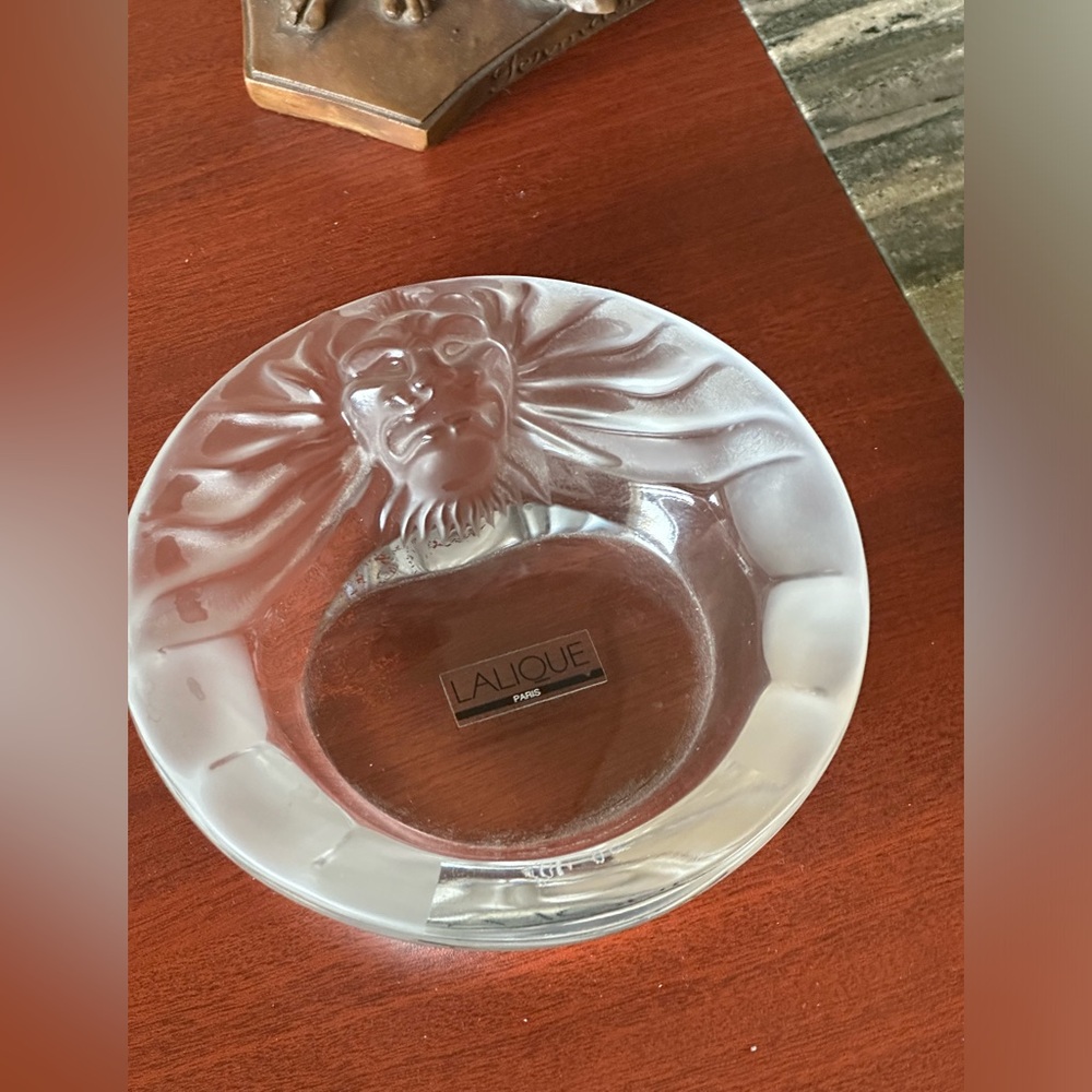 NWOB LALIQUE 1970’s Frosted Lion Head Crystal Ashtray Signed “Lalique France”. - Picture 9 of 13